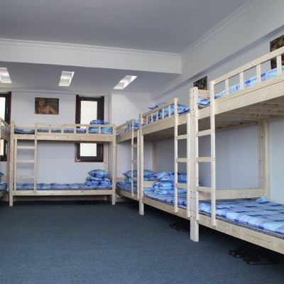 男生湖景多人间