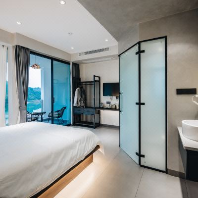 豪华湖景大床房(带阳台+浴缸)