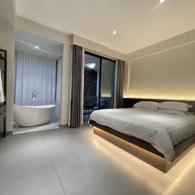 豪华山景大床房(带阳台+浴缸)