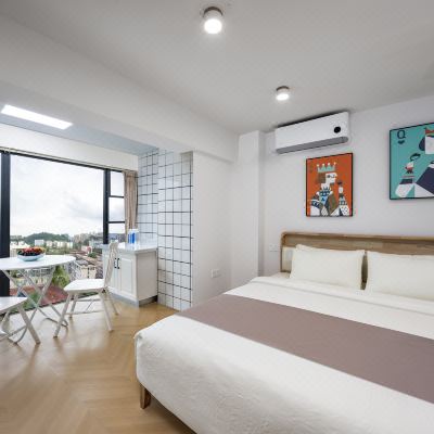 全景落地窗轻奢大床房