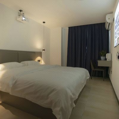 百川丨舒适影音大床房