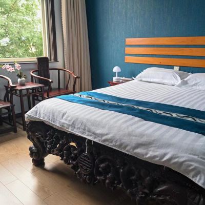 豪华红木大床房