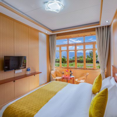 特色湖景大床房