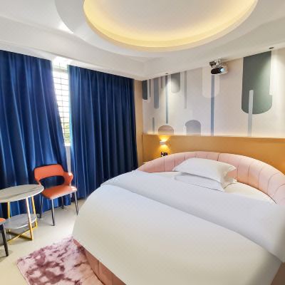 浪漫圆床浴缸房（酒店提供自助洗衣机）