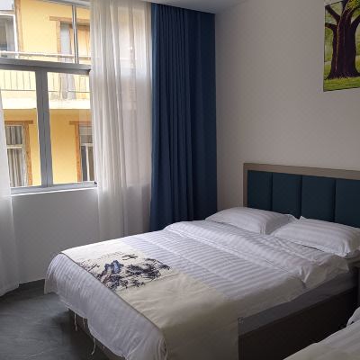 温馨舒适双床房带投影