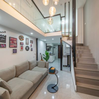 青年歌手智能设备投影房