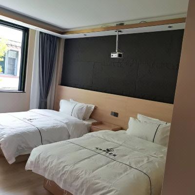 致选智能影视双床房