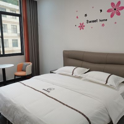 轻奢豪华大床房