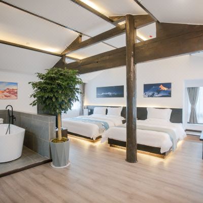 鉴山·浴缸家庭套房