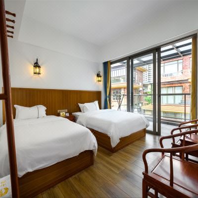 阳光四室一厅套房