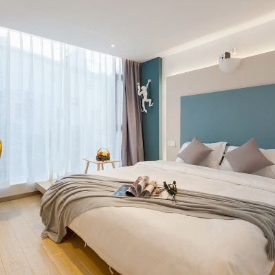 榻榻米投影大床房