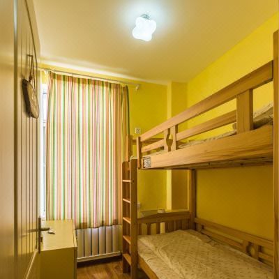 男生四人间(床位)(公共卫浴)