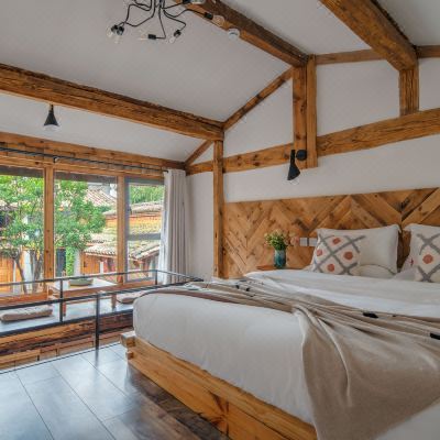 阁楼探花大床房：loft+茶具