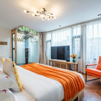 树屋棋牌景观房：浴缸+棕榈树+麻将桌+冰箱迷你吧