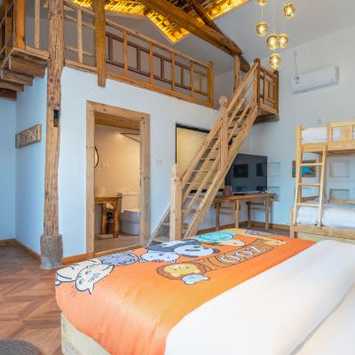 乡野花间家庭房：三床+滑梯+木马