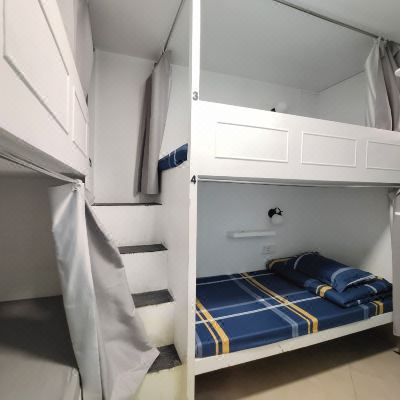 男生四人间(床位)(公共卫浴)