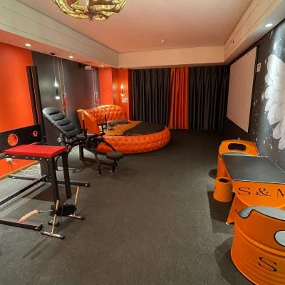 橙色斯慕SM情趣主题(电动床，巨幕投影)