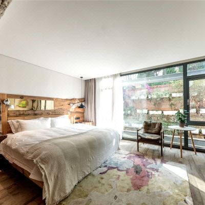 轻奢错层浴缸大床房