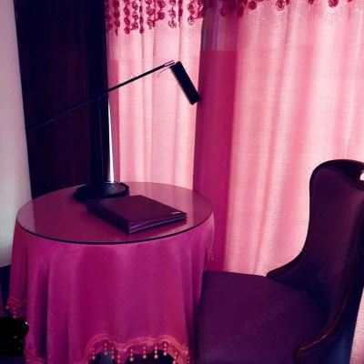 浪漫情侣粉色主题大床房