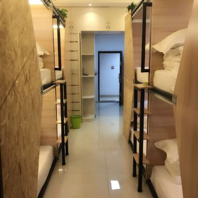 9h特色男生席梦思舱(床位)(公共卫浴)