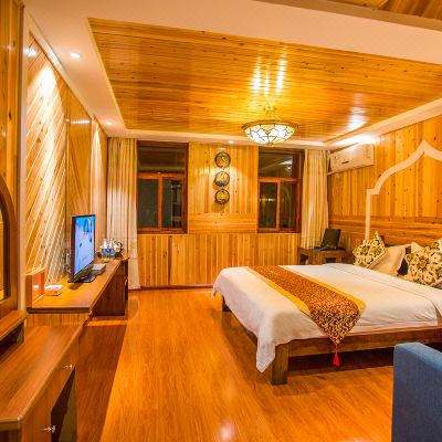 吊脚楼豪华大床房
