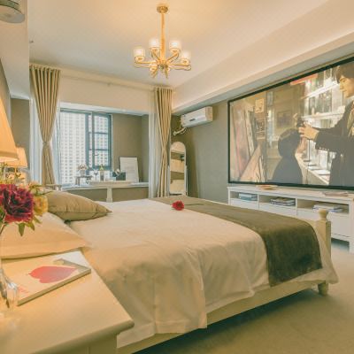 美式简约湖景影院房-120寸巨幕+小冰箱+洗衣机+影视VIP