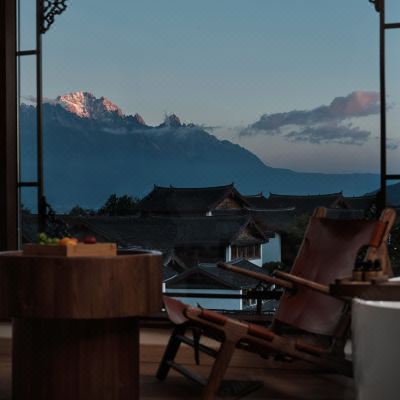 卧看雪山观景大床房