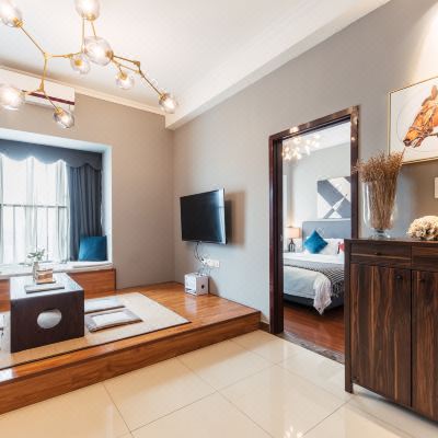 舒适大床套房（免押金+寄存行礼+洗衣机）