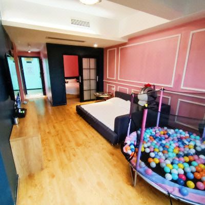 温馨两房一厅三床房