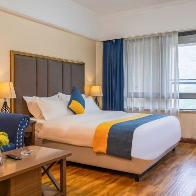 豪华湖景大床房