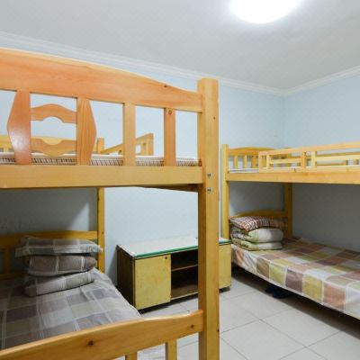 男生四人间(一人床位+公共卫浴)