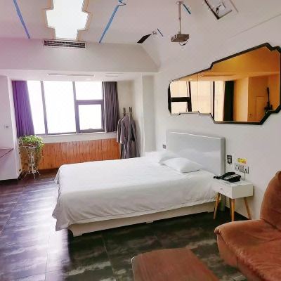 再现奇迹观影大床房(腾讯极光TV会员+巨幕投影+高清观影+无线投屏+百万片源)