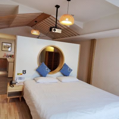 日式风情大床房(腾讯极光TV会员+巨幕投影+高清观影+无线投屏+百万片源)