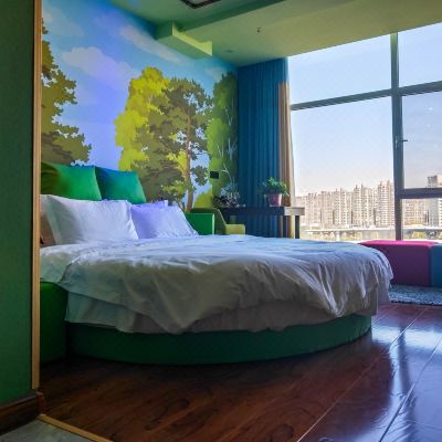 色彩情侣主题房