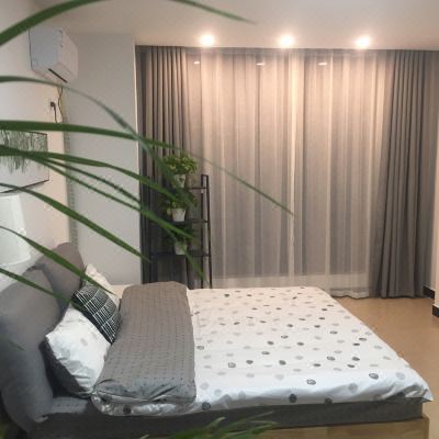 浪漫温馨巨幕大床房