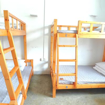 女生6人间(床位)(公共卫浴)