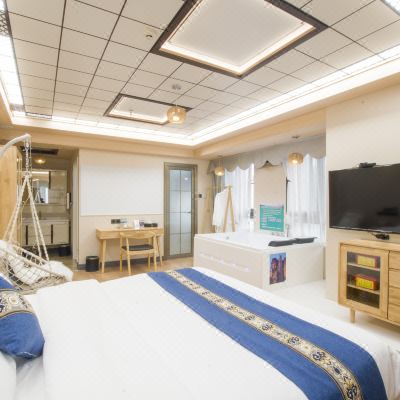 浴缸全景豪华大床房·双冷冰箱+瀑布冲浪按摩+远观天门山景