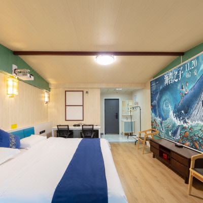 巨幕影视超宽大床房·宽床大铺+EPSON投影仪133英吋幕布腾讯极光会员