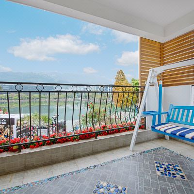 湖畔秋千母子护栏家庭房