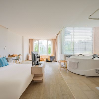 临河浴缸露台大床房