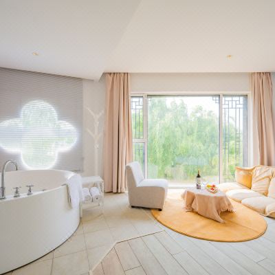 临河浴缸阳台大床房