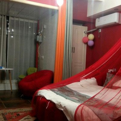 情侣电动圆床房