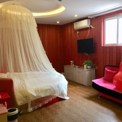 浪漫满屋主题圆床房