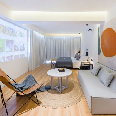 设计师轻奢微海大床房