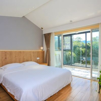 简约时尚阳光景观大床房