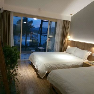 简约时尚阳光景观家庭房