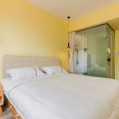 三和温馨大床房