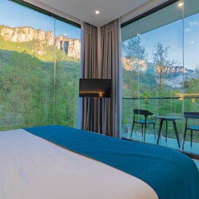 豪华山景阳台大床房