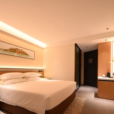 鼓浪·池畔大床房（带阳台）