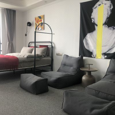 裂缝现代大床房